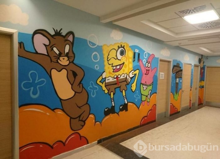 Çocukluğunun geçtiği sokakları boyuyor
