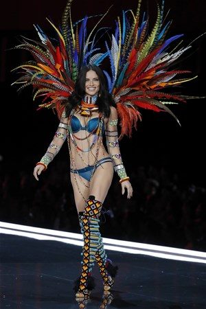 Adriana Lima`dan transparan şov
