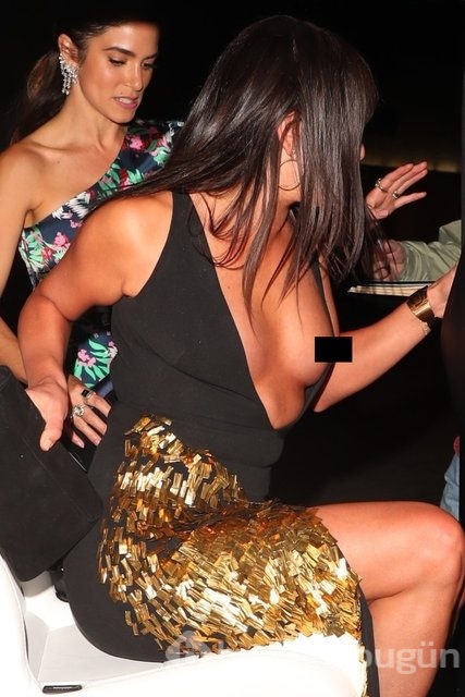 Derin dekoltesi Lea Michele'e zor anlar yaşattı
