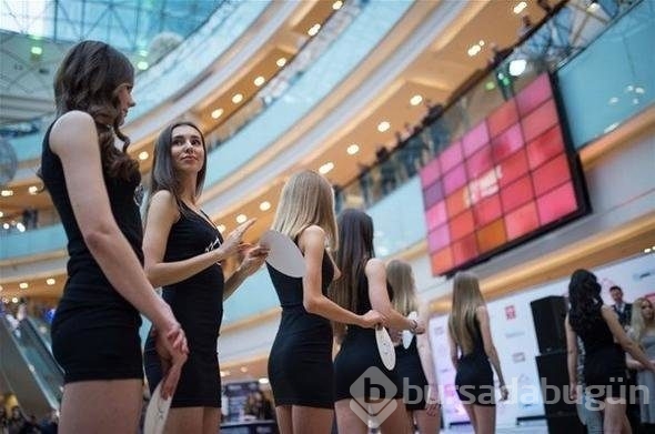 Miss Russia'nın seçmeleri AVM'de düzenlenince ortalık karıştı
