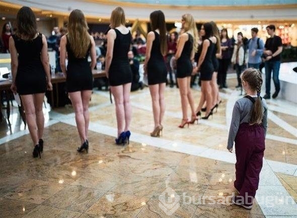 Miss Russia'nın seçmeleri AVM'de düzenlenince ortalık karıştı
