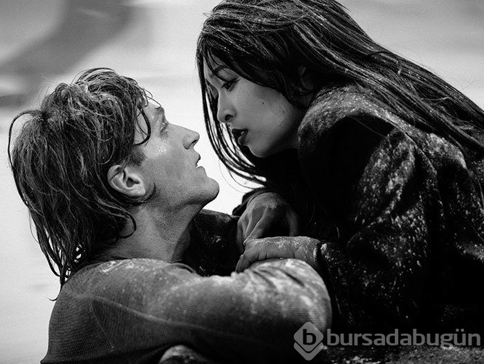 Film gibi aşkları için kılıktan kılığa girdiler!
