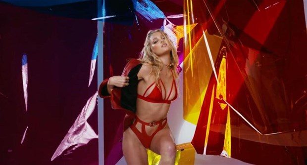 Elsa Hosk nefes kesti!