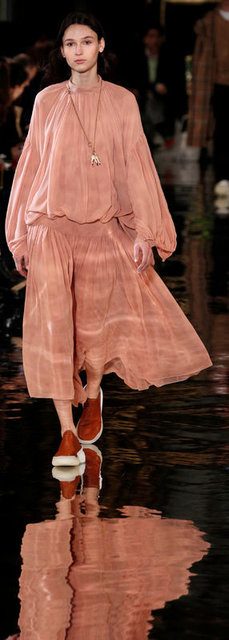 Paris moda haftası'nda feminizm rüzgarı!