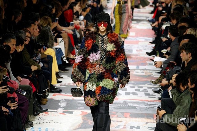 Paris moda haftası'nda feminizm rüzgarı!