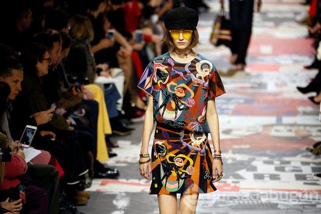 Paris moda haftası'nda feminizm rüzgarı!