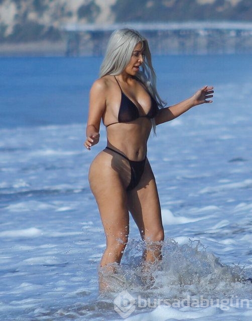Kim Kardashian üstsüz yemek yedi!