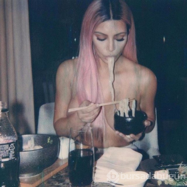 Kim Kardashian üstsüz yemek yedi!