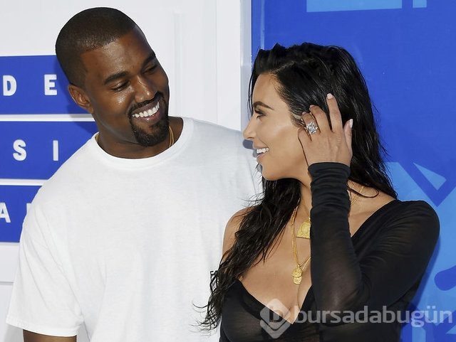 Kim Kardashian üstsüz yemek yedi!