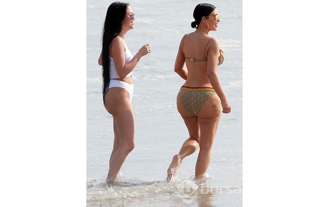 Kim Kardashian üstsüz yemek yedi!