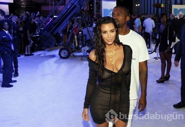 Kim Kardashian üstsüz yemek yedi!