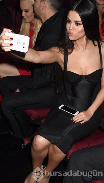 Ünlülerin selfie aşkı!