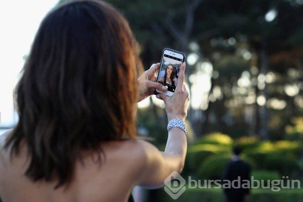 Ünlülerin selfie aşkı!