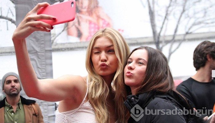 Ünlülerin selfie aşkı!