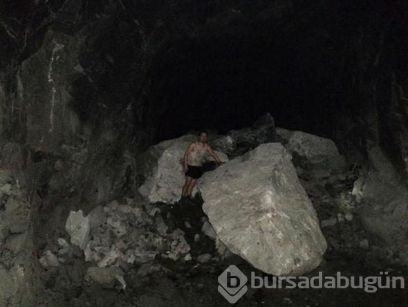 Göçükte mahsur kalan işçi yaşadıklarını fotoğrafladı