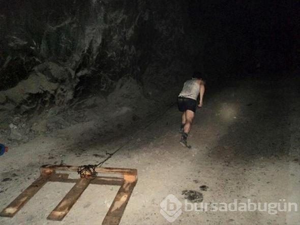 Göçükte mahsur kalan işçi yaşadıklarını fotoğrafladı