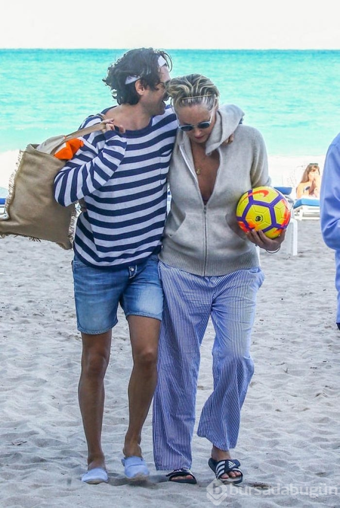 Sharon Stone'dan cesur 60 yaş pozu!