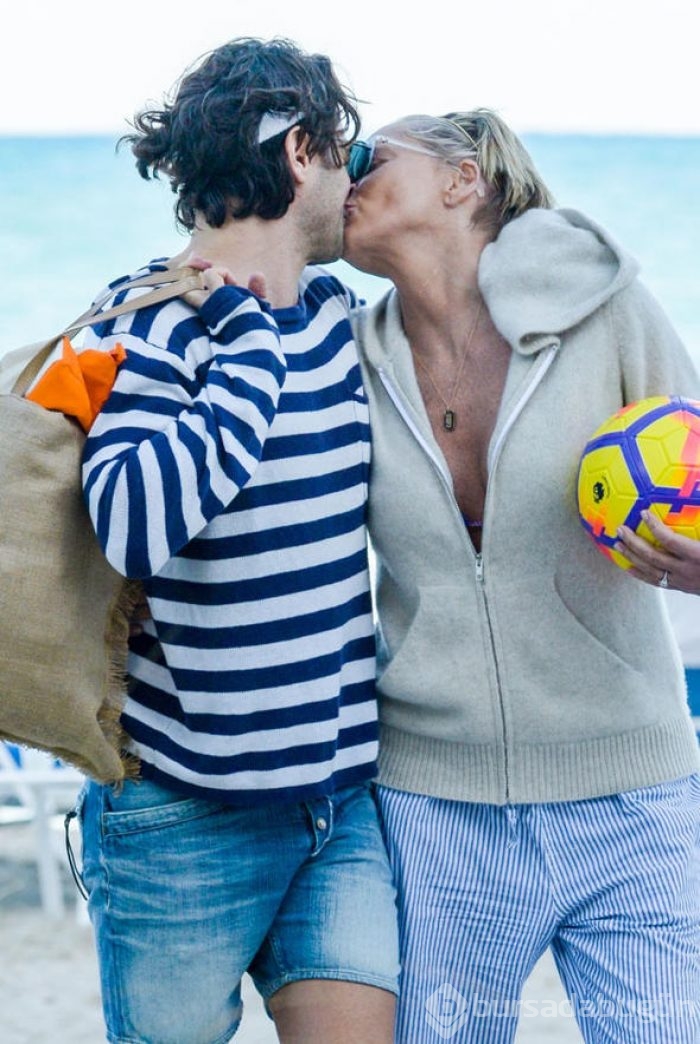 Sharon Stone'dan cesur 60 yaş pozu!