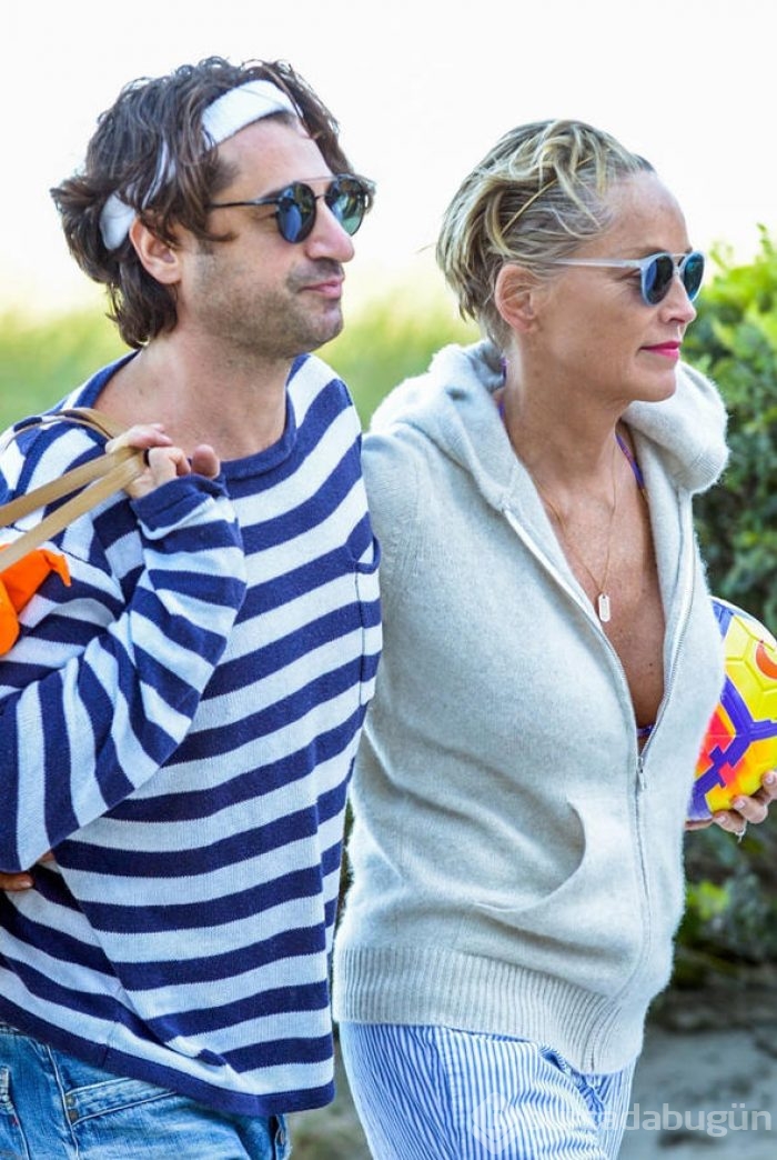 Sharon Stone'dan cesur 60 yaş pozu!