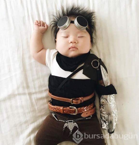 Uyuyan bebeğini adeta masal kahramanlarına dönüştüren sanatçı anne 