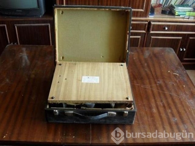 50 yıllık çantanın içinden çıkanlar şaşkına çevirdi 
