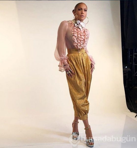 Jennifer Lopez genç kızlara taş çıkarıyor
