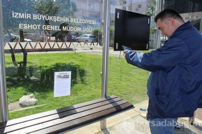 Durakta istenmeyen kedi için yazı astı, paylaşım rekoru kırdı