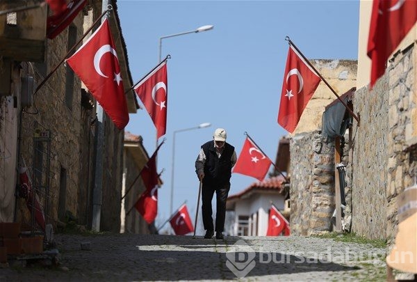 Evlerinden Türk bayrakları inmiyor
