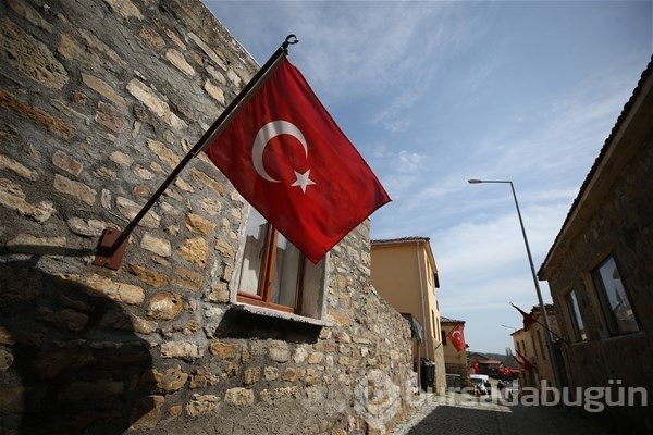 Evlerinden Türk bayrakları inmiyor
