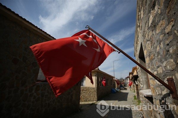 Evlerinden Türk bayrakları inmiyor
