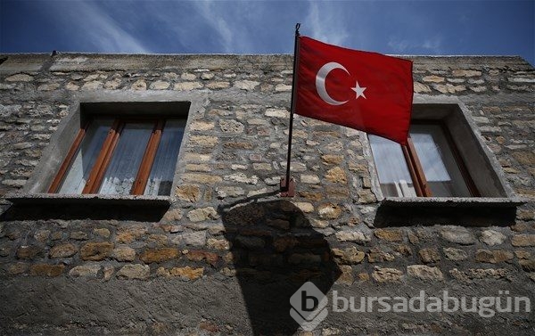 Evlerinden Türk bayrakları inmiyor
