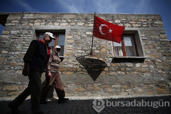Evlerinden Türk bayrakları inmiyor
