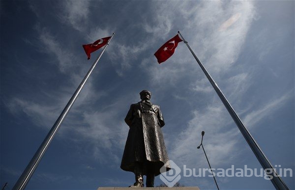 Evlerinden Türk bayrakları inmiyor
