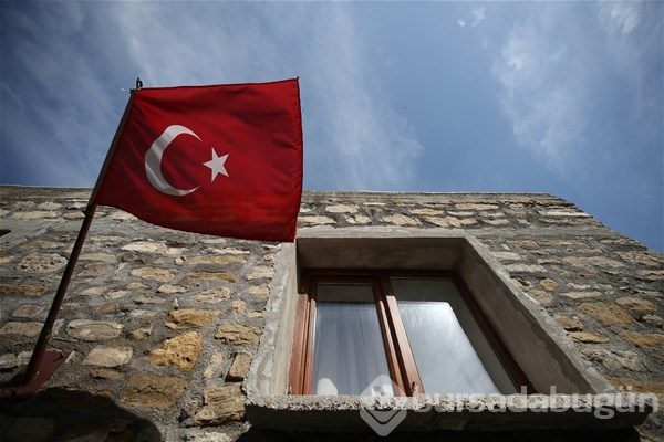 Evlerinden Türk bayrakları inmiyor
