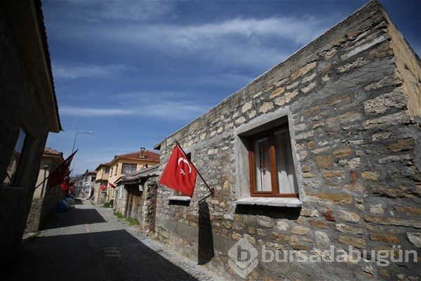 Evlerinden Türk bayrakları inmiyor
