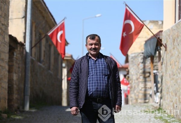 Evlerinden Türk bayrakları inmiyor
