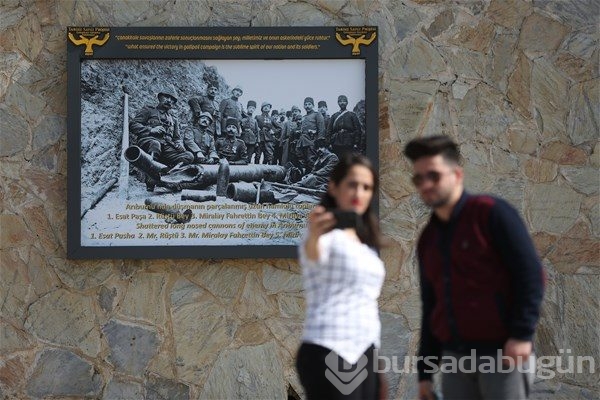 Evlerinden Türk bayrakları inmiyor
