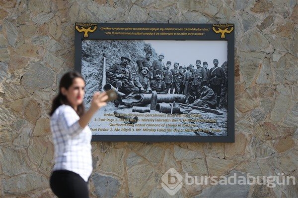 Evlerinden Türk bayrakları inmiyor
