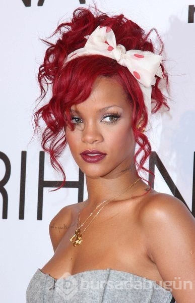 Dünden bugüne Rihanna'nın iddialı saçları! 
