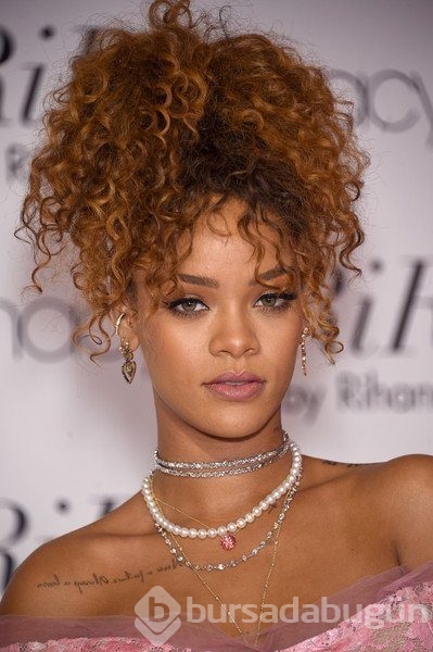 Dünden bugüne Rihanna'nın iddialı saçları! 