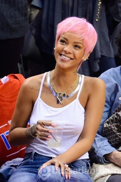 Dünden bugüne Rihanna'nın iddialı saçları! 