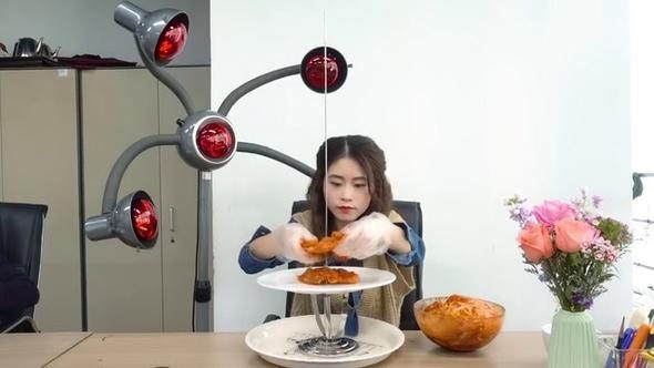 Sosyal medya fenomeni ofiste öyle bir şey yaptı ki! 
