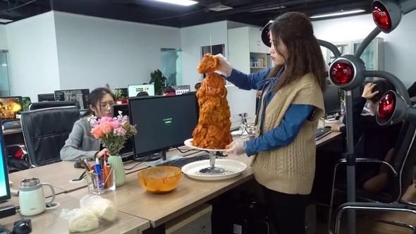Sosyal medya fenomeni ofiste öyle bir şey yaptı ki! 
