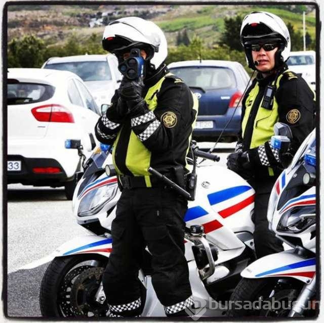 Dünyanın en huzurlu ülkesi İzlanda'nın polisleri sosyal medyada fenomen oldu! 