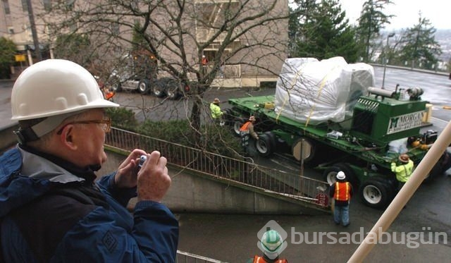 Dünyanın en büyük makineleri böyle taşınıyor

