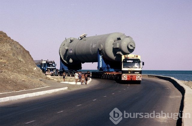 Dünyanın en büyük makineleri böyle taşınıyor
