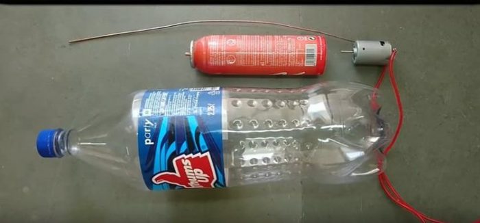 Pet şişeden yaptığı şeyle pes dedirtti!