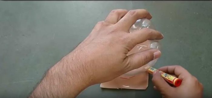 Pet şişeden yaptığı şeyle pes dedirtti!