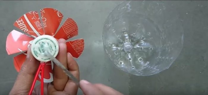 Pet şişeden yaptığı şeyle pes dedirtti!