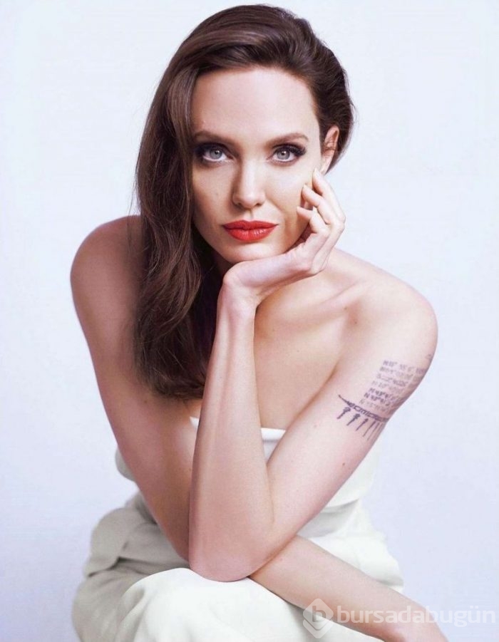 Angelina Jolie'nin dövmeleri tüm dikkatleri üzerine topladı! 
